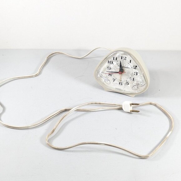 Vintage 1950s Triangular Ingraham electric analogue alarm clock (wired) White - Picture 2 of 12